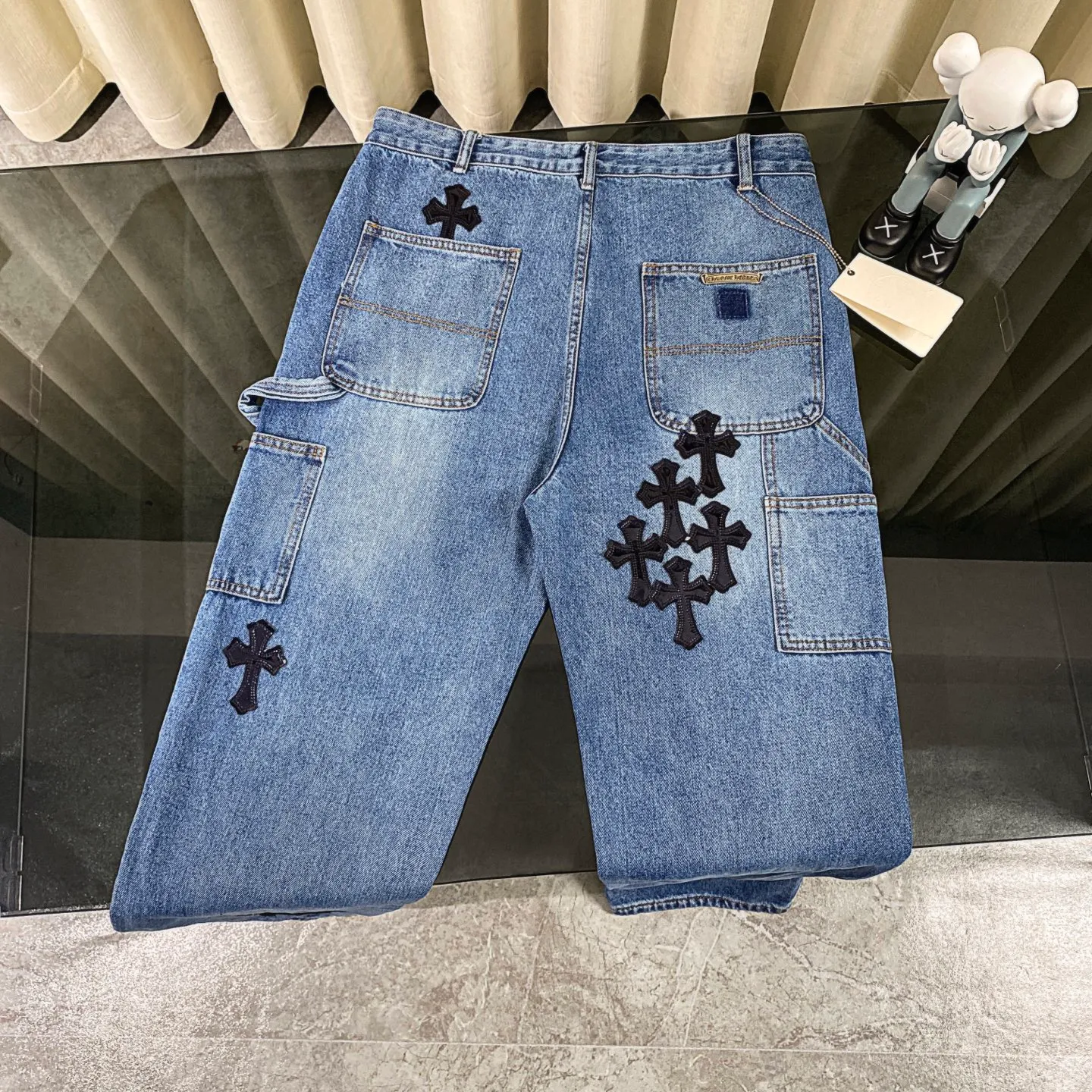 P270 CH Chromehearts limited edition work jeans denim logging pants, cabinet price 34W level, patchwork cross pattern embellishment, washed jeans! ! An absolutely high-end luxury product, a 1.9W-level god-level single product, a super popular product, made by top heavy industry, a magic weapon that cannot be missed! [About Zangyin] This is an extremely luxurious fashion brand that can also be called the aristocracy of the high street. It has always been an exclusive brand for some hipsters or rich second generations. Compared with ordinary high streets, it is more luxurious and noble. Compared with luxury brands, it is more fashionable and individual. It has always been a brand that I have a special liking for. [Top heavy industry fashion design] Consistently high-street luxury style. Speaking of this style, the Zangyin family and GU family are definitely the leading representative brands. Especially the Zangyin family has really achieved a state-of-the-art effect in creating high-street style. The unique washed material is used to create this style. The color system is already quite eye-catching. After it is decorated with patchwork cross flowers, it cleverly highlights the charm of the brand. Secondly, this style uses classic The high-waist cutting design highlights the long legs and fashionable temperament of the upper body. The brand is highly recognizable and the slim fit configuration is more suitable for daily wear. It is a product that interprets personality, fashion, and specifications at a glance. This single product is enough to make any fan excited. It can be a white T-shirt for a youthful college style, or a tight suspender for a royal style. It has strong matching ability and can be easily controlled by men.  [Materials and craftsmanship] Needless to say, this point goes without saying. As an excellent craftsman brand, Zangyin’s requirements for details and craftsmanship are really perfect. The washed color of this model has gone through so many processes, not to mention the embellishment of denim appliques. It is also purely hand-made and sewn. Just like what they believe in, only hand-made things have soul and have the meaning of wear. A top-notch heavy-duty fashionable denim item, I look forward to your perfect interpretation! !  Color: blue Size: 28-34